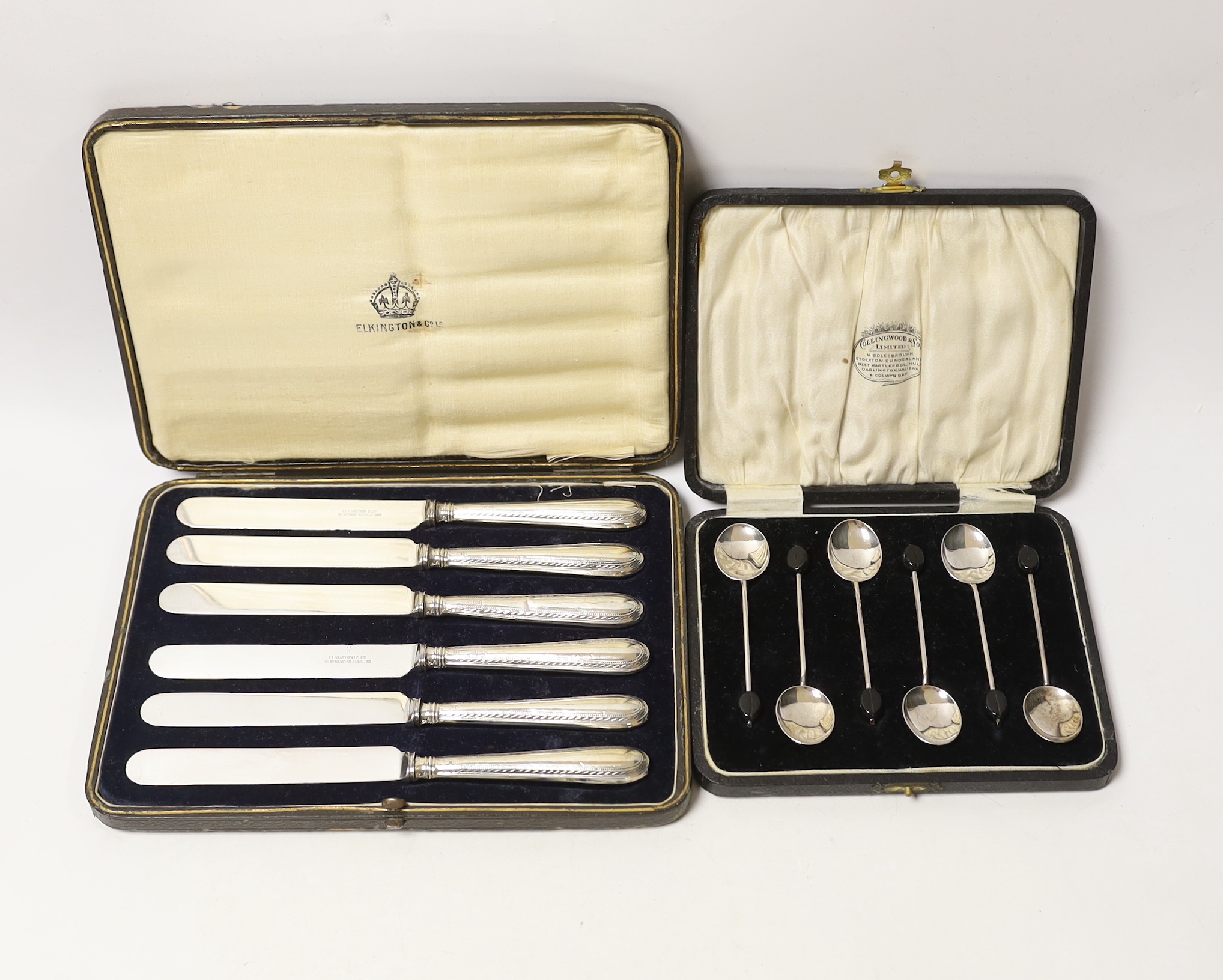 A cased set of six 1930's silver bean end coffee spoons, Birmingham, 1931 and a cased set of six handled tea knives.